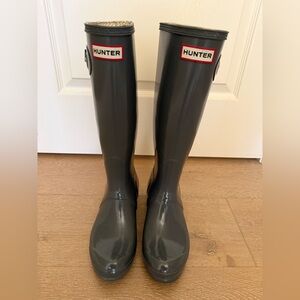 Hunter Tall Gloss Rain boots in Slate Grey. Woman’s size 8, Men’s 7.